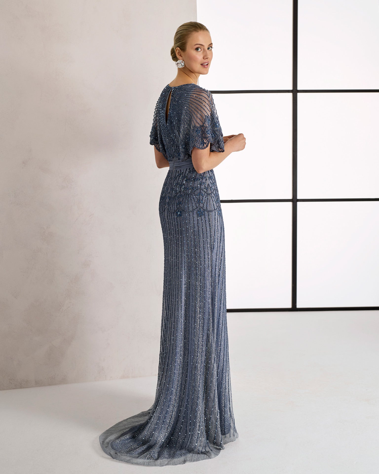 Abito lungo dritto con ricamo e mantellina in tulle