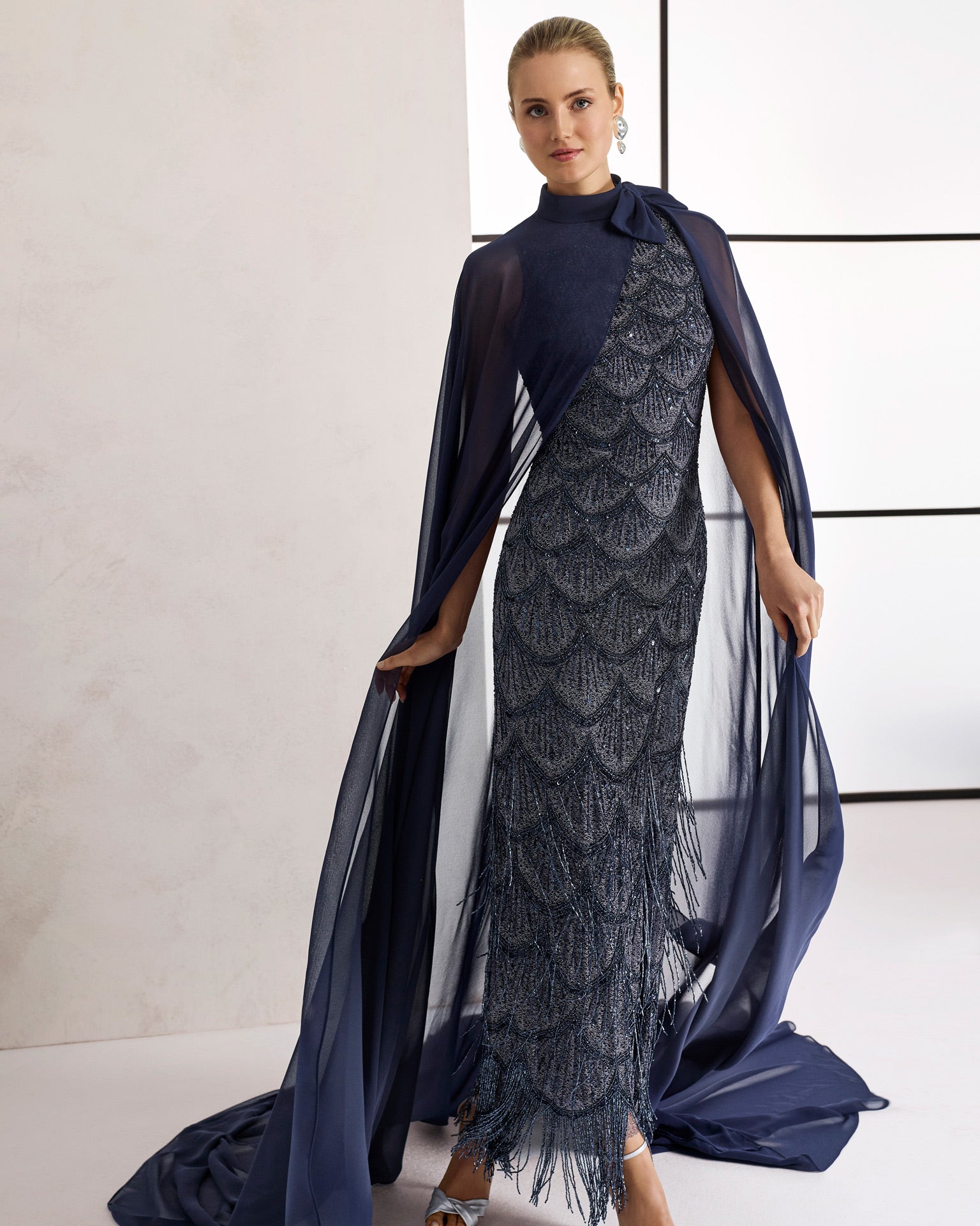 Abito a colonna ricamato con frange e soprabito in chiffon