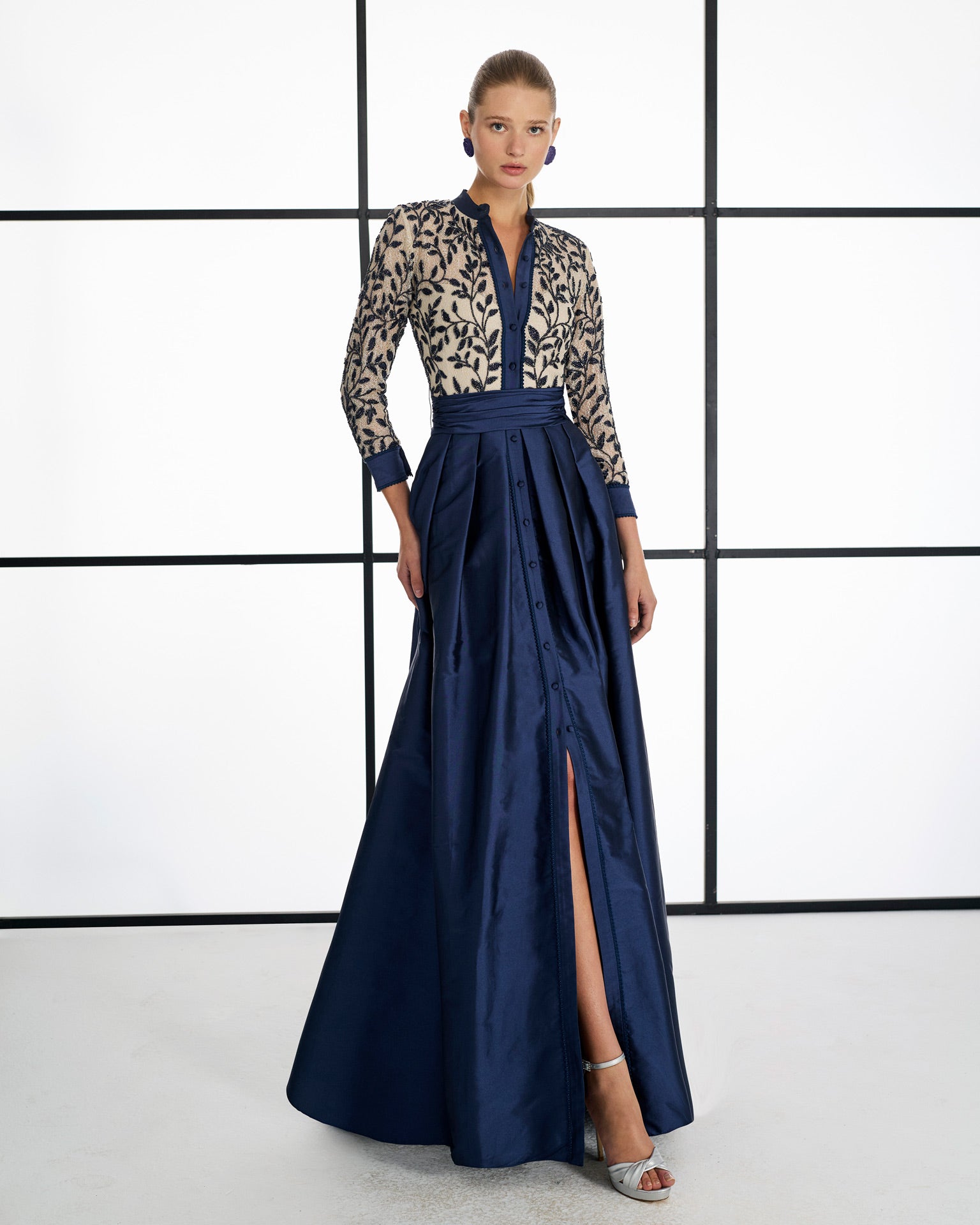 Abito A-line in mikado con corpetto ricamato e fusciacca