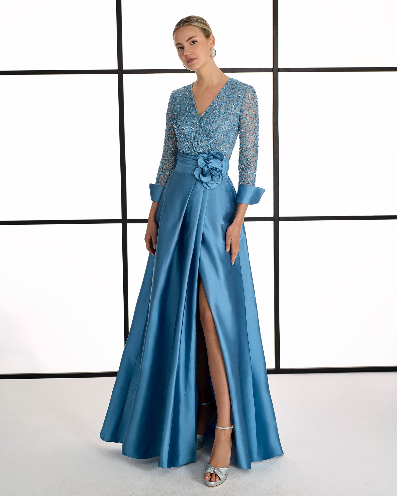 Abito A-line in mikado con corpetto ricamato e fiore in vita