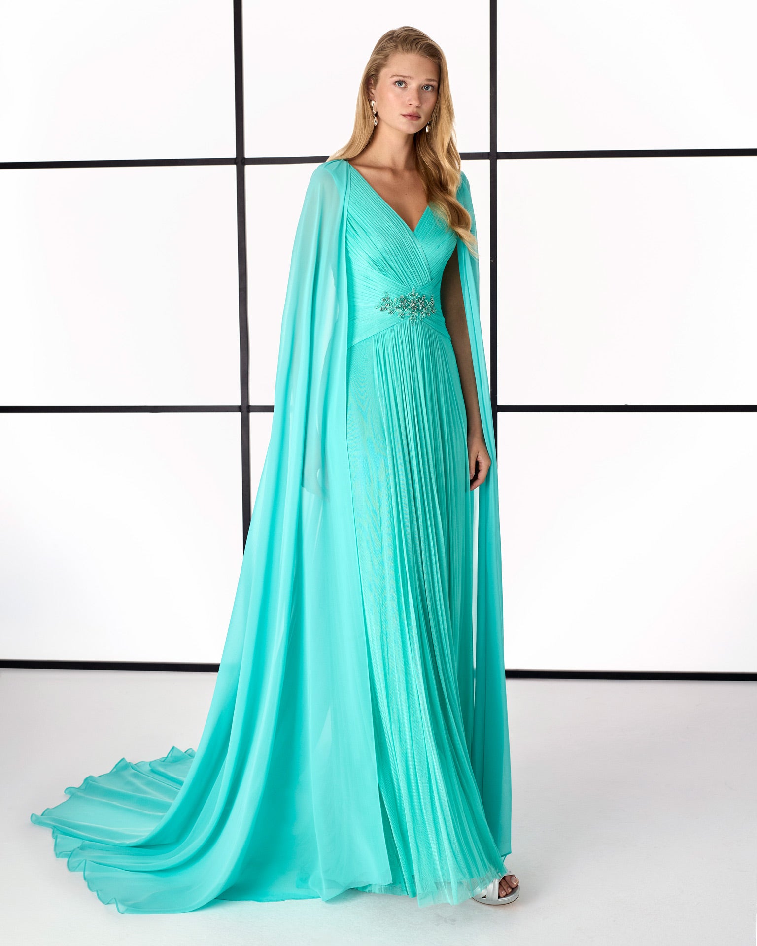 Abito plissé in tulle con scollo a V e cintura gioiello