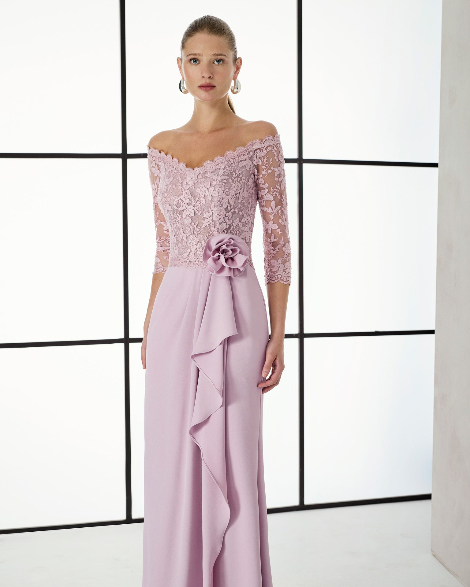 Abito a sirena in crêpe con corpetto in pizzo e volant laterale