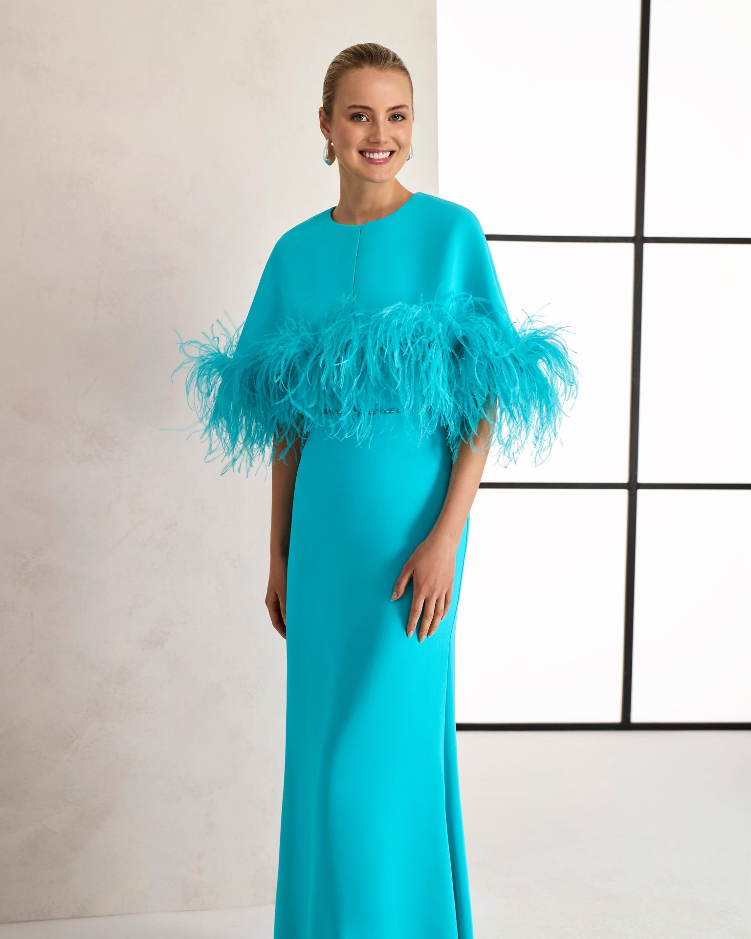 Abito a colonna in crêpe con mantella piumata rimovibile