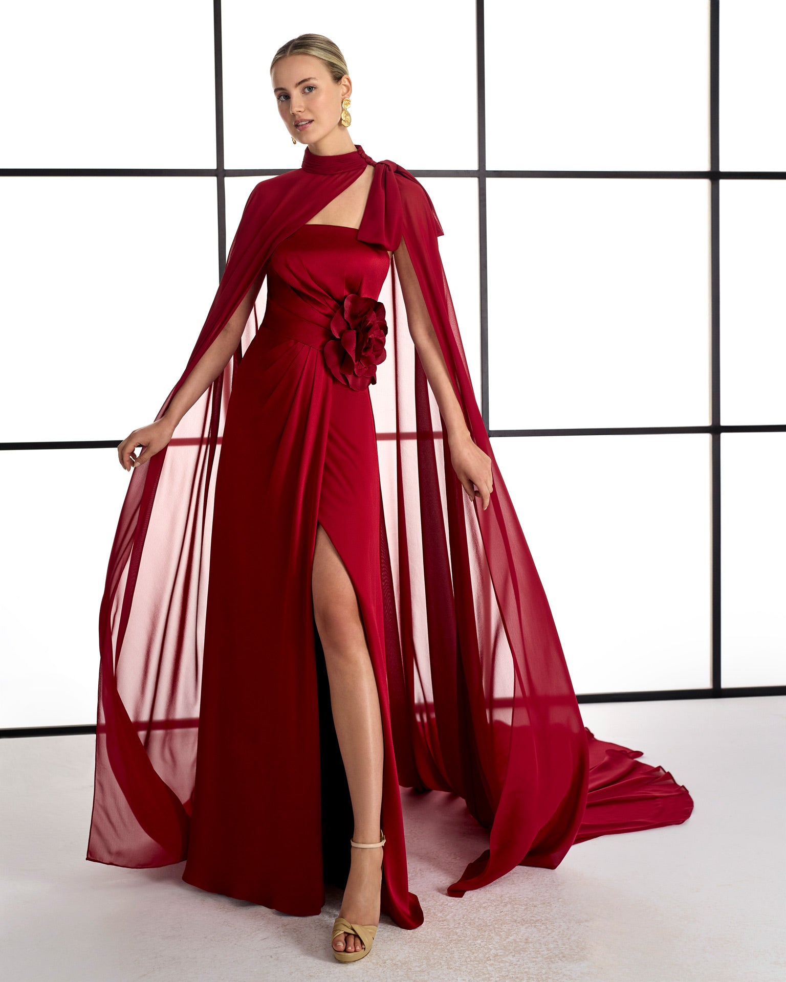 Abito drappeggiato con fiore e mantella in chiffon