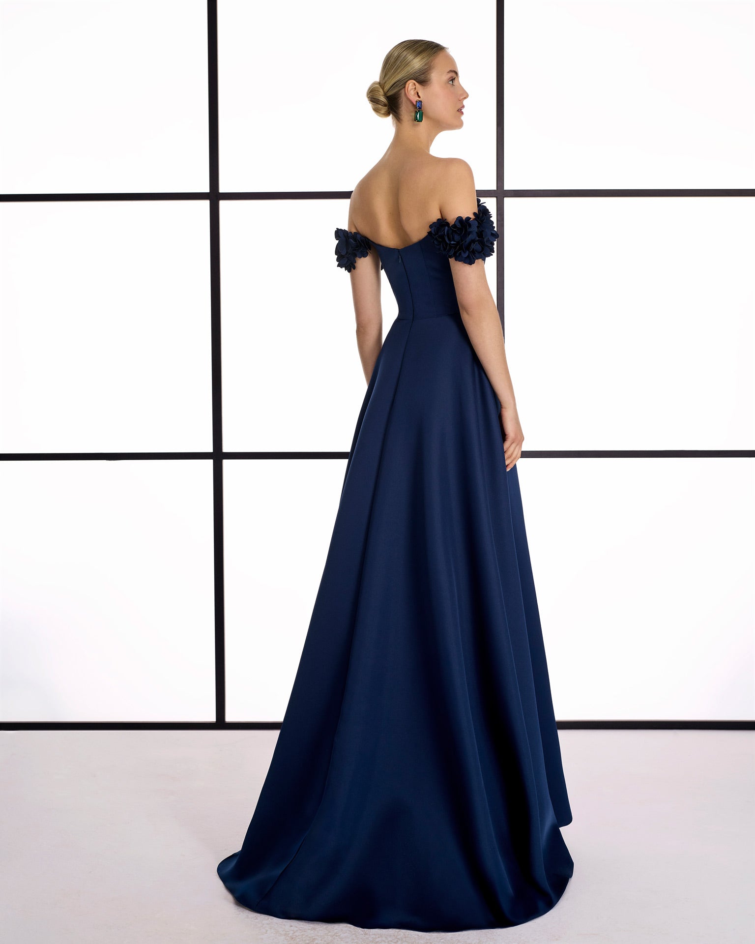 Abito A-line in mikado con scollo bardot e applicazioni floreali