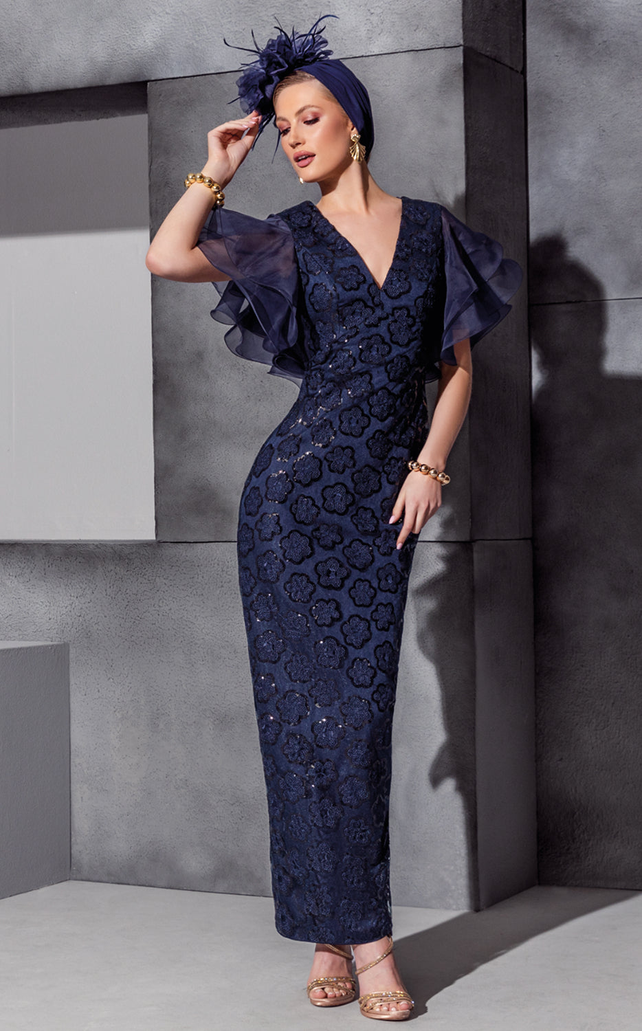 Abito lungo in pizzo blu con volant in organza