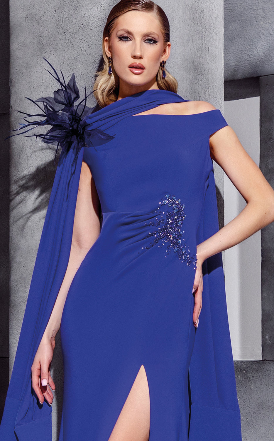 Abito lungo monospalla blu elettrico con drappeggio e applicazioni