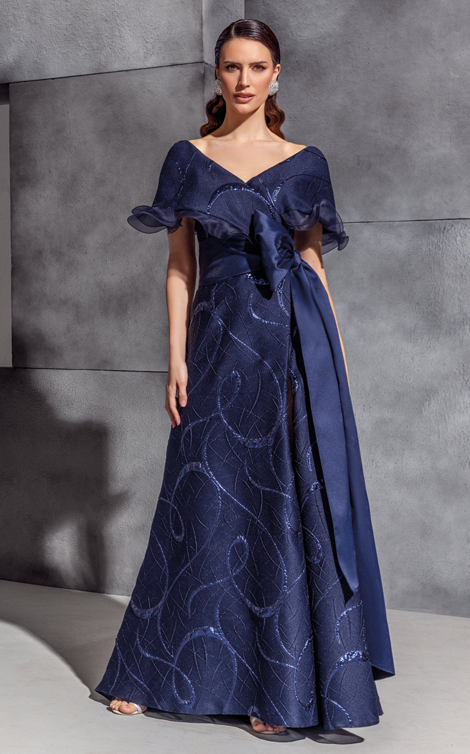 Abito lungo blu notte con volant e cintura a fiocco