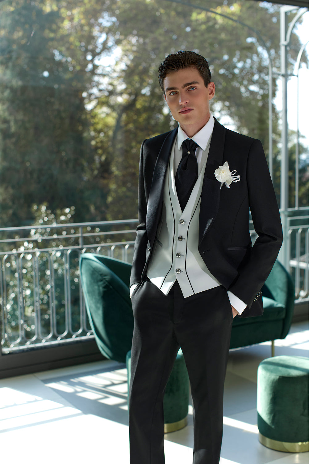 Abito nero contrasto