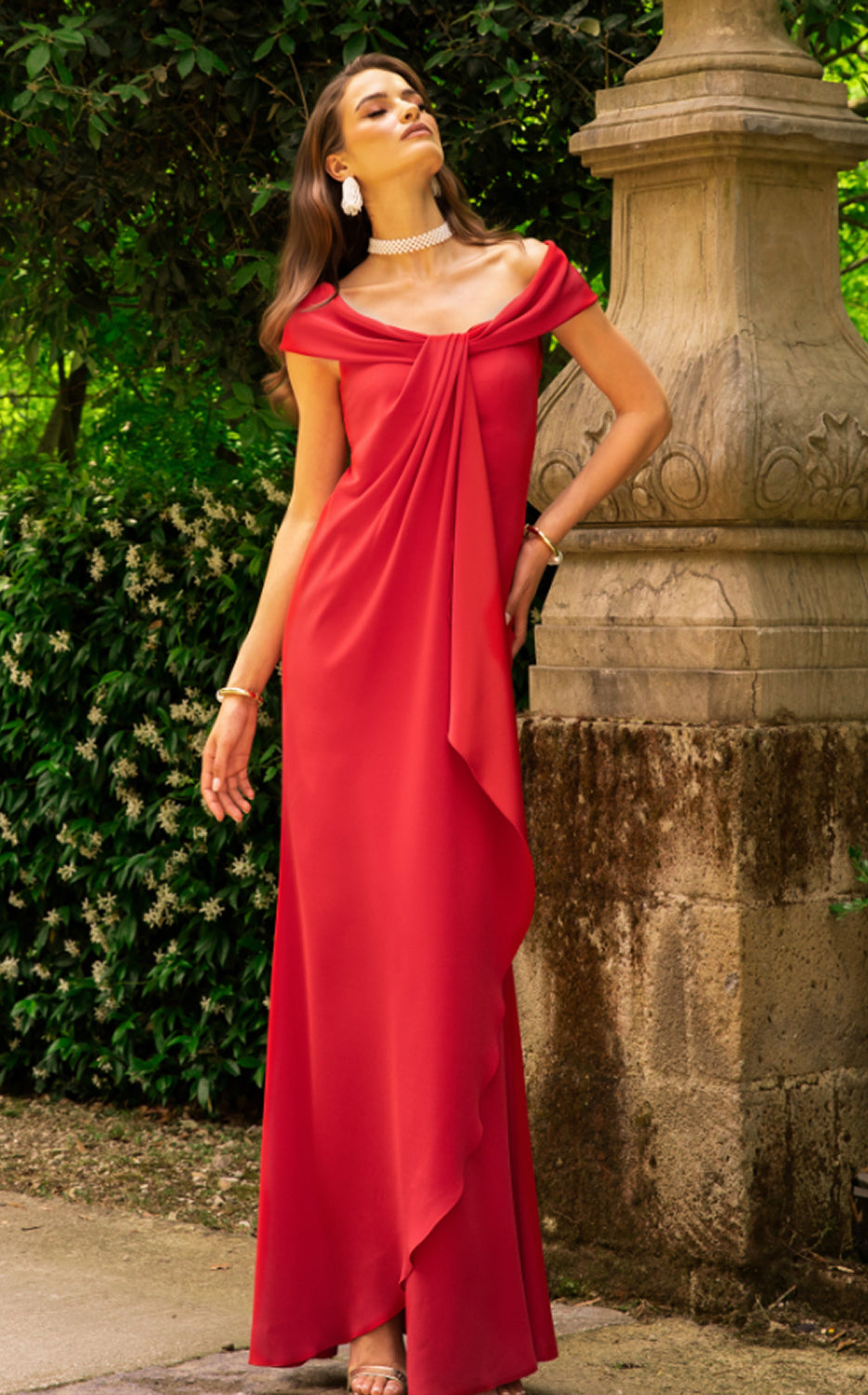 Abito lungo rosso con drappeggio centrale e scollatura a spalla morbida